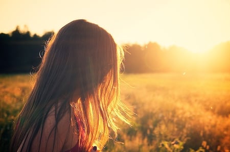 body-girl-summer-field