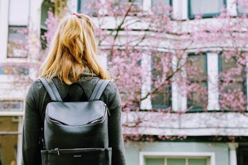 body-girl-with-backpack-tim-gouw