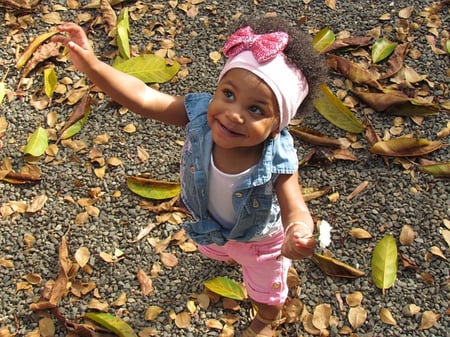 body-little-girl-pink-leaves