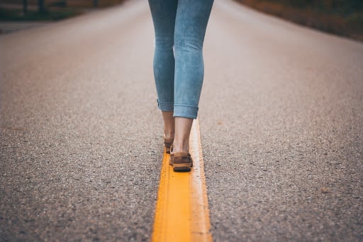 body-walking-yellow-line-anika-huizinga