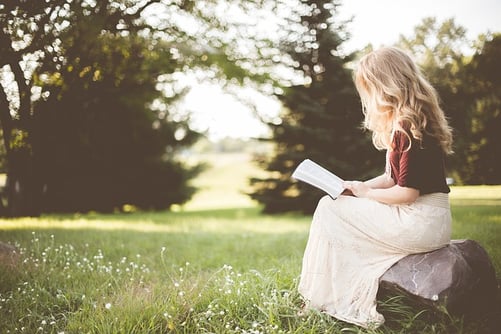 body_girl_reading_book_outside