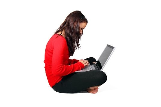 body_girl_student_sitting_laptop