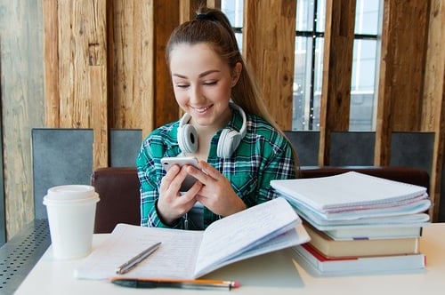 body_girl_studying_books_phone