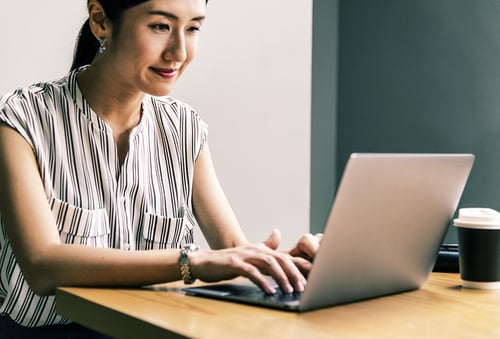 body_woman_laptop_smiling