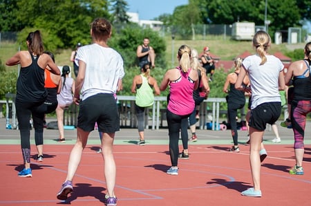 feature-people-exercise-class