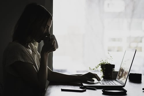 feature_woman_laptop_drinking